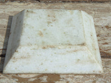Carica l&#39;immagine nel visualizzatore di Gallery, Vecchia Ciotola Indiana In Marmo  ideale anche come portasapone, svuota tasche, ciotolina, vasetto...  dimensioni 15x15xh4cm
