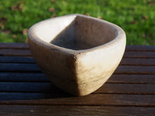 Carica l&#39;immagine nel visualizzatore di Gallery, Ciotola, piatto Indiano In Marmo. Ideale anche come portasapone, svuota tasche, ciotolina, vasetto...  dimensioni  16x27   h9cm    per info disponibili altri pezzi, misure e colori info@etniko.it 0039 3338778241 ig/fb : etniko by crosato etsy : etnikobycrosato