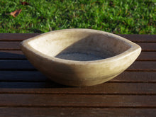 Carica l&#39;immagine nel visualizzatore di Gallery, Ciotola, piatto Indiano In Marmo. Ideale anche come portasapone, svuota tasche, ciotolina, vasetto...  dimensioni  16x27   h9cm    per info disponibili altri pezzi, misure e colori info@etniko.it 0039 3338778241 ig/fb : etniko by crosato etsy : etnikobycrosato