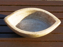 Carica l&#39;immagine nel visualizzatore di Gallery, Ciotola, piatto Indiano In Marmo. Ideale anche come portasapone, svuota tasche, ciotolina, vasetto...  dimensioni  16x27   h9cm    per info disponibili altri pezzi, misure e colori info@etniko.it 0039 3338778241 ig/fb : etniko by crosato etsy : etnikobycrosato
