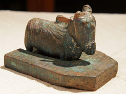 Nandi Indiano, in sanscrito urisha che significa dharma, rettitudine, in legno.dimensioni 13x18xh14cm.
