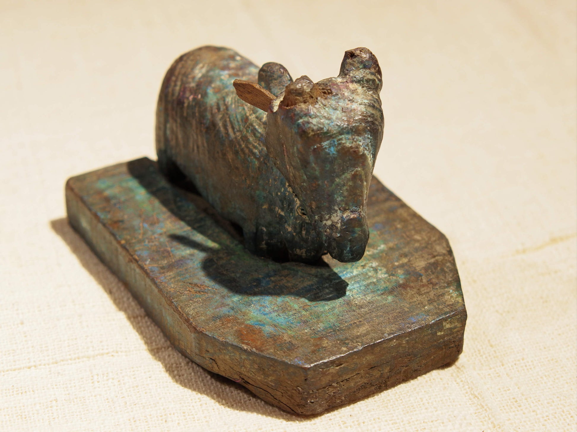 Nandi Indiano, in sanscrito urisha che significa dharma, rettitudine, in legno.dimensioni 13x18xh14cm.