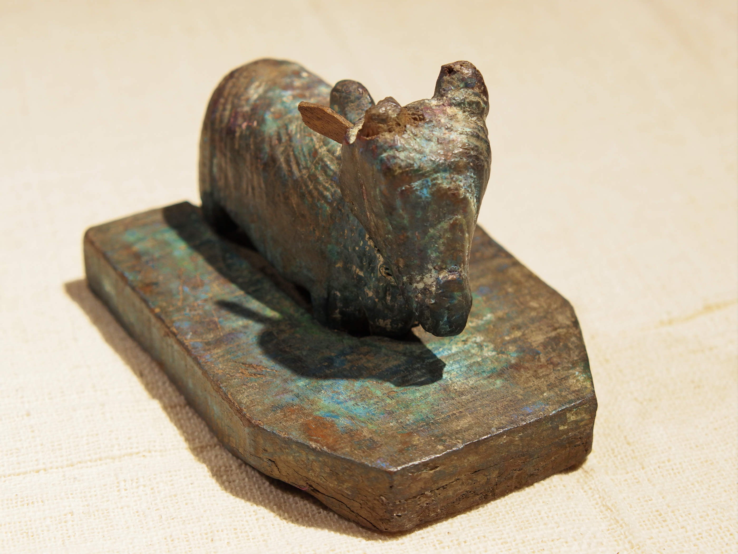 Nandi Indiano, in sanscrito urisha che significa dharma, rettitudine, in legno.dimensioni 13x18xh14cm.