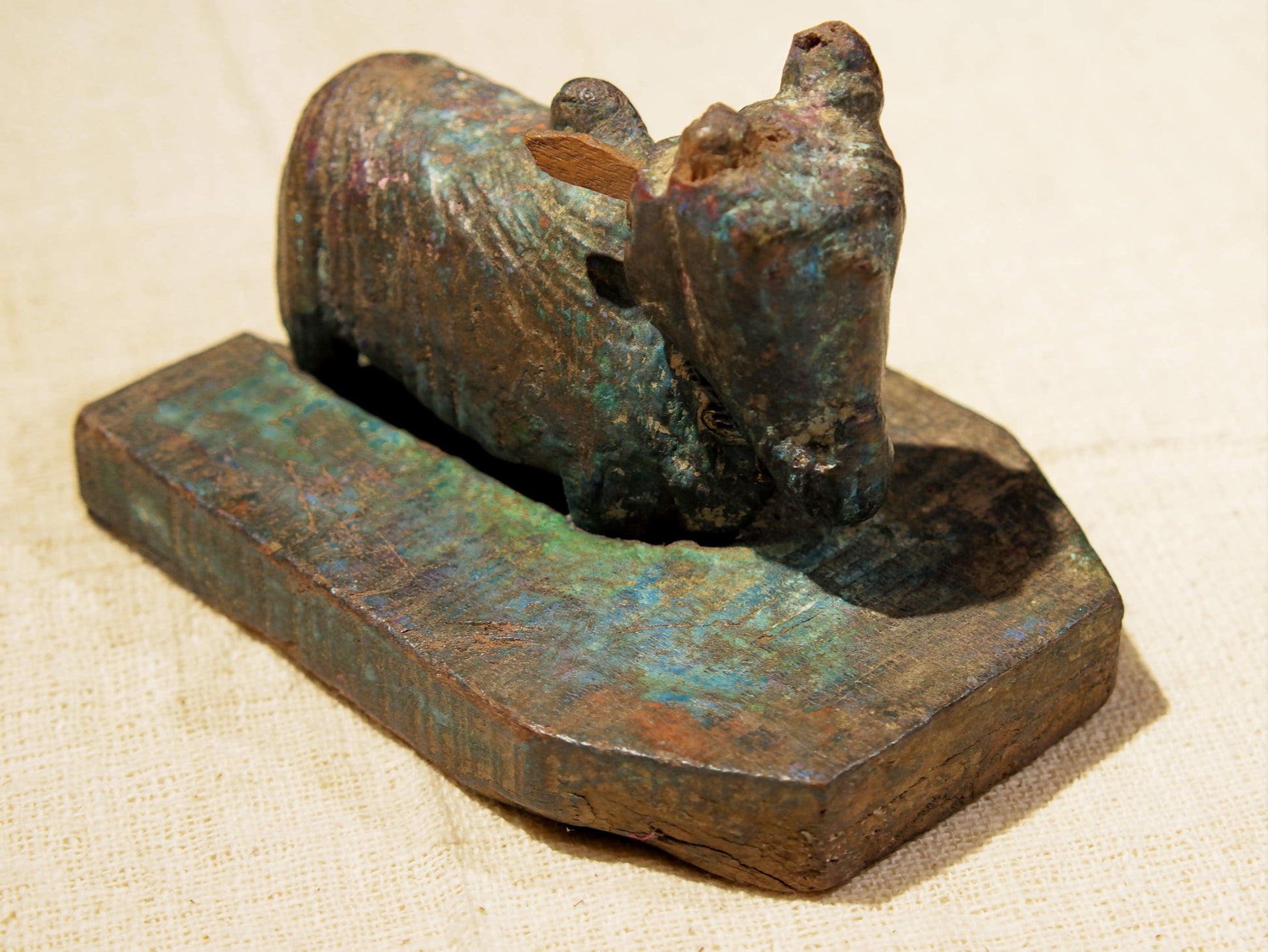 Nandi Indiano, in sanscrito urisha che significa dharma, rettitudine, in legno.dimensioni 13x18xh14cm.