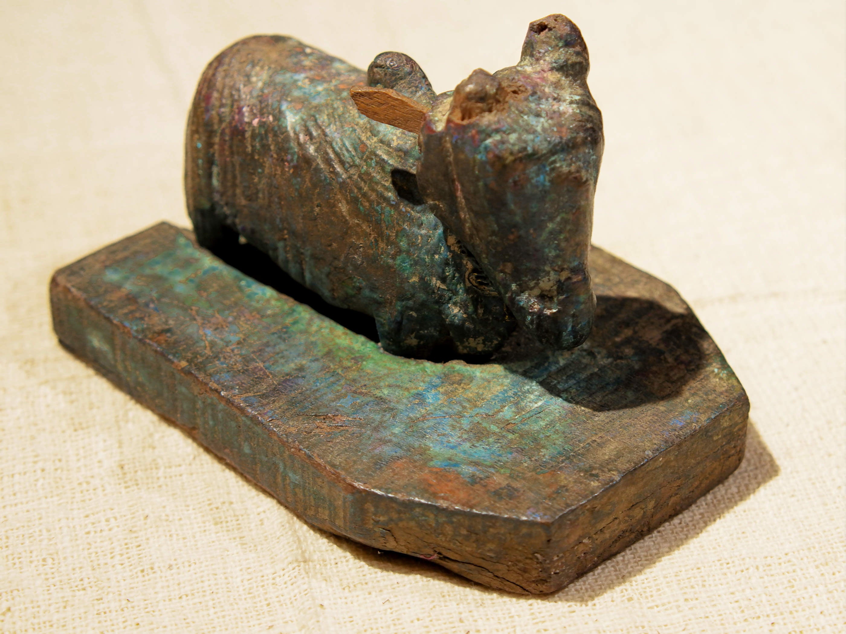 Nandi Indiano, in sanscrito urisha che significa dharma, rettitudine, in legno.dimensioni 13x18xh14cm.