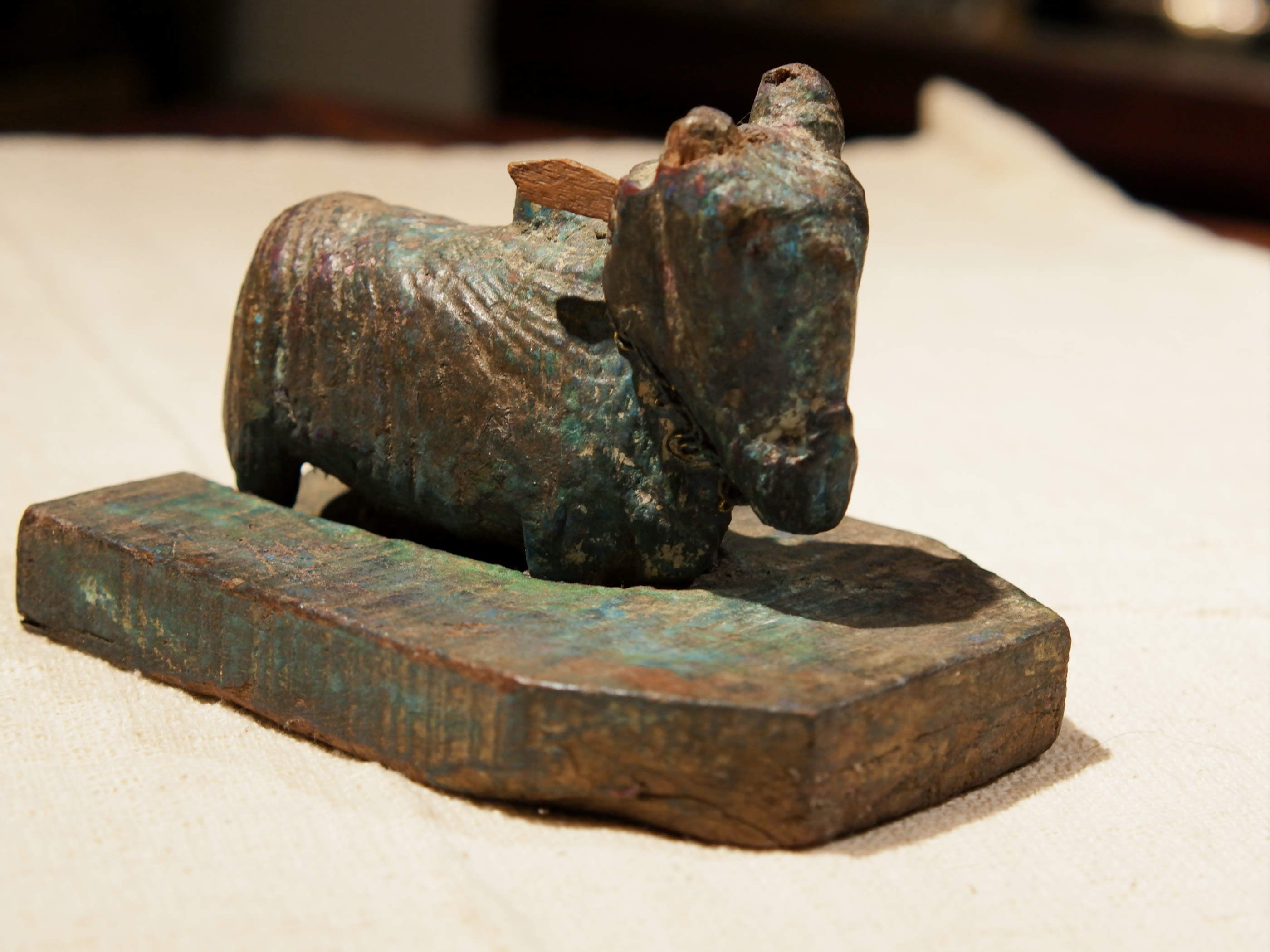 Nandi Indiano, in sanscrito urisha che significa dharma, rettitudine, in legno.dimensioni 13x18xh14cm.