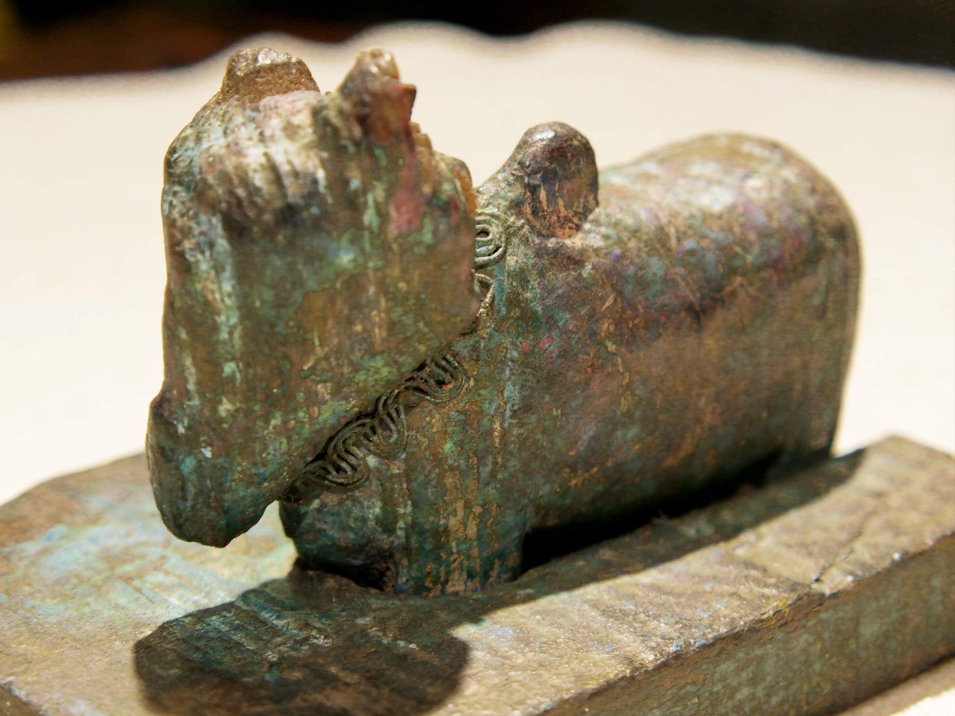 Nandi Indiano, in sanscrito urisha che significa dharma, rettitudine, in legno.dimensioni 13x18xh14cm.