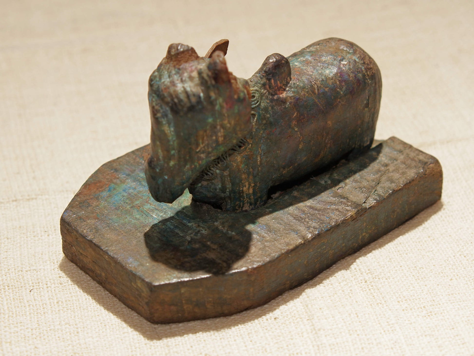 Nandi Indiano, in sanscrito urisha che significa dharma, rettitudine, in legno.dimensioni 13x18xh14cm.