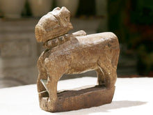Carica l&#39;immagine nel visualizzatore di Gallery, Nandi Indiano, in sanscrito urisha che significa dharma, rettitudine, in legno.  dimensioni 7x18xh23cm.