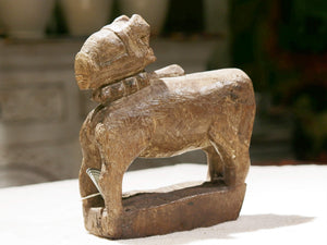 Nandi Indiano, in sanscrito urisha che significa dharma, rettitudine, in legno.  dimensioni 7x18xh23cm.