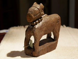 Nandi Indiano, in sanscrito urisha che significa dharma, rettitudine, in legno.  dimensioni 7x18xh23cm.