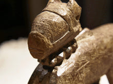 Carica l&#39;immagine nel visualizzatore di Gallery, Nandi Indiano, in sanscrito urisha che significa dharma, rettitudine, in legno.  dimensioni 7x18xh23cm.