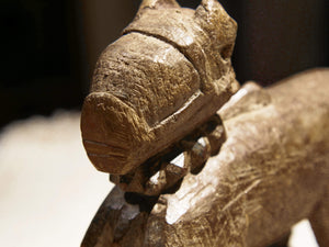 Nandi Indiano, in sanscrito urisha che significa dharma, rettitudine, in legno.  dimensioni 7x18xh23cm.