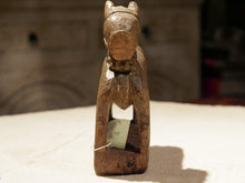 Carica l&#39;immagine nel visualizzatore di Gallery, Nandi Indiano, in sanscrito urisha che significa dharma, rettitudine, in legno.  dimensioni 7x18xh23cm.