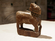 Carica l&#39;immagine nel visualizzatore di Gallery, Nandi Indiano, in sanscrito urisha che significa dharma, rettitudine, in legno.  dimensioni 7x18xh23cm.