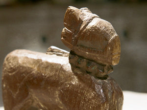 Nandi Indiano, in sanscrito urisha che significa dharma, rettitudine, in legno.  dimensioni 7x18xh23cm.