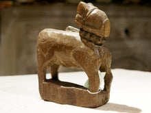 Carica l&#39;immagine nel visualizzatore di Gallery, Nandi Indiano, in sanscrito urisha che significa dharma, rettitudine, in legno.  dimensioni 7x18xh23cm.