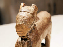 Carica l&#39;immagine nel visualizzatore di Gallery, Nandi Indiano, in sanscrito urisha che significa dharma, rettitudine, in legno.  dimensioni 7x18xh23cm.