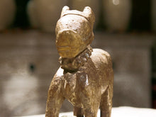 Carica l&#39;immagine nel visualizzatore di Gallery, Nandi Indiano, in sanscrito urisha che significa dharma, rettitudine, in legno.  dimensioni 7x18xh23cm.