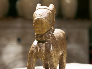 Nandi Indiano, in sanscrito urisha che significa dharma, rettitudine, in legno.  dimensioni 7x18xh23cm.