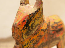 Carica l&#39;immagine nel visualizzatore di Gallery, Nandi Indiano, in sanscrito urisha che significa dharma, rettitudine, in legno. Nel Pantheon della religione Induista Nandi è la mitica cavalcatura di Shiva. dimensioni 6x16xh20cm.