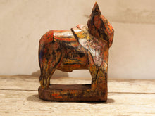 Carica l&#39;immagine nel visualizzatore di Gallery, Nandi Indiano, in sanscrito urisha che significa dharma, rettitudine, in legno. Nel Pantheon della religione Induista Nandi è la mitica cavalcatura di Shiva. dimensioni 6x16xh20cm.