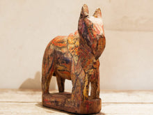 Carica l&#39;immagine nel visualizzatore di Gallery, Nandi Indiano, in sanscrito urisha che significa dharma, rettitudine, in legno. Nel Pantheon della religione Induista Nandi è la mitica cavalcatura di Shiva. dimensioni 6x16xh20cm.