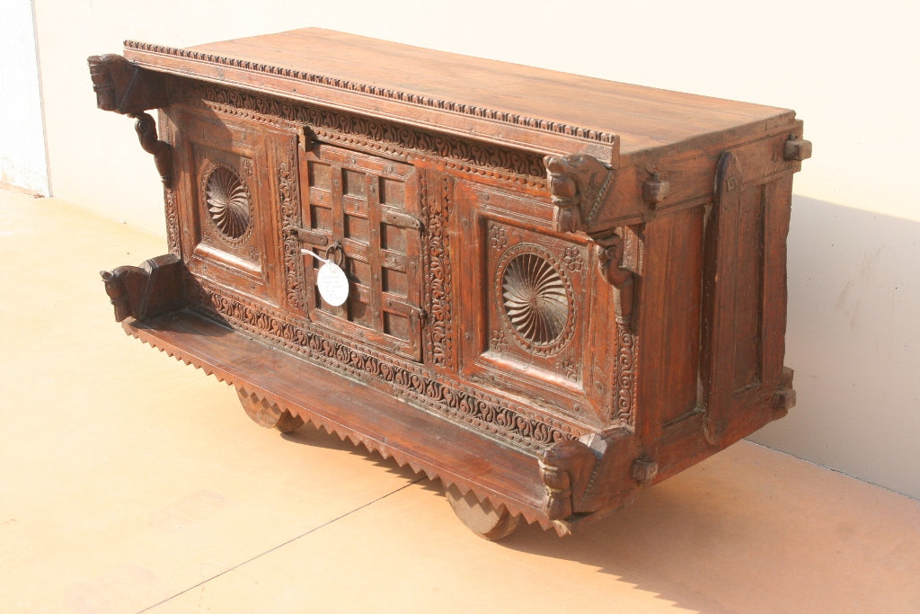 Damcja Indiana Classica Credenza In Legno Di Teak Massello Inciso. Pezzo Unico E Particolare Per La Presenza Delle Ruote Al Posto Dei Soliti Piedini.Databile Fine '800 Primi '900. Dimensioni 135x63xh80cm. 