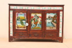 Credenza Indiana In Stile Coloniale Con Leggere Influenze Etniche, Generalmente Questi Mobili Erano Destinati Agli Inglesi Che Risiedevano In India E Non Alle Esportazioni Del Periodo Coloniale. Pezzo Unico E Raro Con 3 Ante A Vetro Dipinte E 3 Cassetti, Particolare La Presenza Delle Decorazioni Con Piastrelle Colorate. Dimensioni 155x50xh105cm.