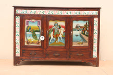 Carica l&#39;immagine nel visualizzatore di Gallery, Credenza Indiana In Stile Coloniale Con Leggere Influenze Etniche, Generalmente Questi Mobili Erano Destinati Agli Inglesi Che Risiedevano In India E Non Alle Esportazioni Del Periodo Coloniale. Pezzo Unico E Raro Con 3 Ante A Vetro Dipinte E 3 Cassetti, Particolare La Presenza Delle Decorazioni Con Piastrelle Colorate. Dimensioni 155x50xh105cm.