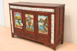Credenza Indiana In Stile Coloniale Con Leggere Influenze Etniche, Generalmente Questi Mobili Erano Destinati Agli Inglesi Che Risiedevano In India E Non Alle Esportazioni Del Periodo Coloniale. Pezzo Unico E Raro Con 3 Ante A Vetro Dipinte E 3 Cassetti, Particolare La Presenza Delle Decorazioni Con Piastrelle Colorate. Dimensioni 155x50xh105cm.