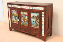 Carica l&#39;immagine nel visualizzatore di Gallery, Credenza Indiana In Stile Coloniale Con Leggere Influenze Etniche, Generalmente Questi Mobili Erano Destinati Agli Inglesi Che Risiedevano In India E Non Alle Esportazioni Del Periodo Coloniale. Pezzo Unico E Raro Con 3 Ante A Vetro Dipinte E 3 Cassetti, Particolare La Presenza Delle Decorazioni Con Piastrelle Colorate. Dimensioni 155x50xh105cm.
