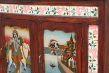 Carica l&#39;immagine nel visualizzatore di Gallery, Credenza Indiana In Stile Coloniale Con Leggere Influenze Etniche, Generalmente Questi Mobili Erano Destinati Agli Inglesi Che Risiedevano In India E Non Alle Esportazioni Del Periodo Coloniale. Pezzo Unico E Raro Con 3 Ante A Vetro Dipinte E 3 Cassetti, Particolare La Presenza Delle Decorazioni Con Piastrelle Colorate. Dimensioni 155x50xh105cm.