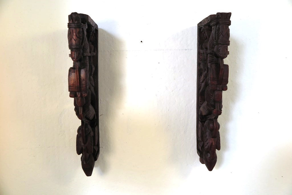 reggimensole indiani in legno di teak lavorati e incisi. dimensioni 44x20xspess.5cm.