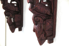 Carica l&#39;immagine nel visualizzatore di Gallery, reggimensole indiani in legno di teak lavorati e incisi. dimensioni 44x20xspess.5cm.