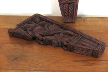 Carica l&#39;immagine nel visualizzatore di Gallery, reggimensole indiani in legno di teak lavorati e incisi. dimensioni 30x15xspess.3cm.