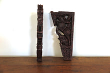 Carica l&#39;immagine nel visualizzatore di Gallery, reggimensole indiani in legno di teak lavorati e incisi. dimensioni 30x15xspess.3cm.