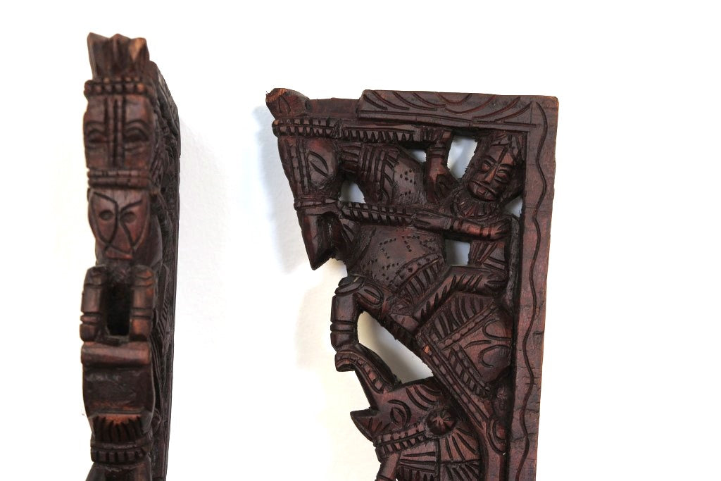 reggimensole indiani in legno di teak lavorati e incisi. dimensioni 30x15xspess.3cm.