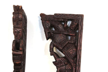 Carica l&#39;immagine nel visualizzatore di Gallery, reggimensole indiani in legno di teak lavorati e incisi. dimensioni 30x15xspess.3cm.