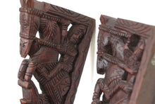 Carica l&#39;immagine nel visualizzatore di Gallery, reggimensole indiani in legno di teak lavorati e incisi. dimensioni 30x15xspess.3cm.