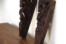 Carica l&#39;immagine nel visualizzatore di Gallery, reggimensole indiani in legno di teak lavorati e incisi. dimensioni 30x15xspess.3cm.