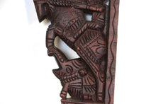 Carica l&#39;immagine nel visualizzatore di Gallery, reggimensole indiani in legno di teak lavorati e incisi. dimensioni 30x15xspess.3cm.