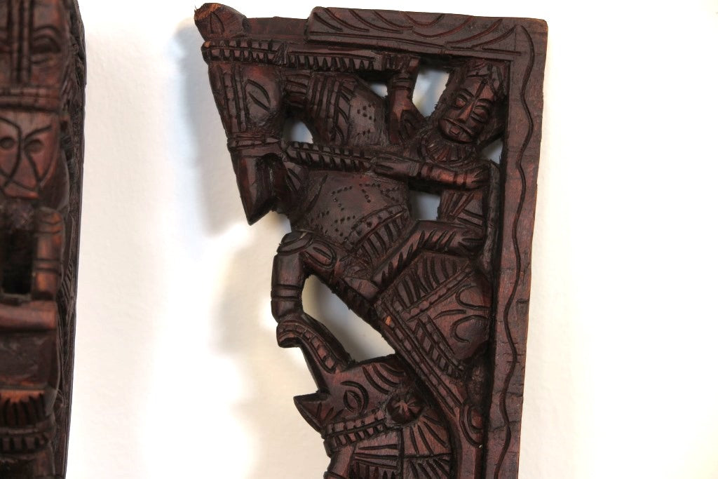 reggimensole indiani in legno di teak lavorati e incisi. dimensioni 30x15xspess.3cm.