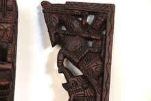 Carica l&#39;immagine nel visualizzatore di Gallery, reggimensole indiani in legno di teak lavorati e incisi. dimensioni 30x15xspess.3cm.