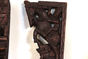 reggimensole indiani in legno di teak lavorati e incisi. dimensioni 30x15xspess.3cm.
