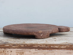 Originale antico piatto in pietra di sabbia antica usato in principio come piatto per chapati, tradizionale pane indiano, intagliato a mano. Databile anni 40.  dimensioni diametro 33, con manico 40, h 5cm.   disponibili vari modelli, contattare per info ed ulteriori foto mail info@etniko.it watshapp 0039 3338778241 fb/ig : etnikobycrosato