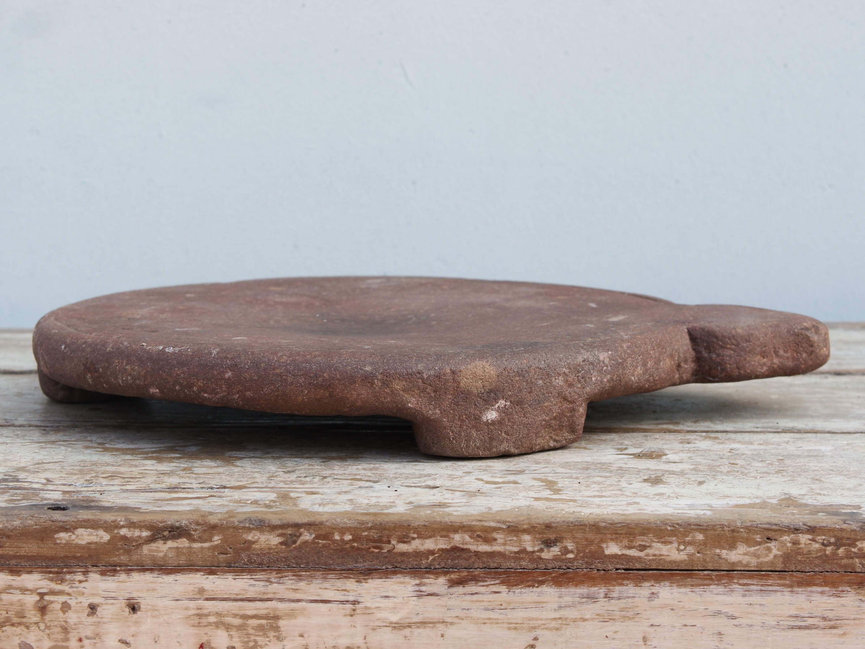 Originale antico piatto in pietra di sabbia antica usato in principio come piatto per chapati, tradizionale pane indiano, intagliato a mano. Databile anni 40.  dimensioni diametro 33, con manico 40, h 5cm.   disponibili vari modelli, contattare per info ed ulteriori foto mail info@etniko.it watshapp 0039 3338778241 fb/ig : etnikobycrosato