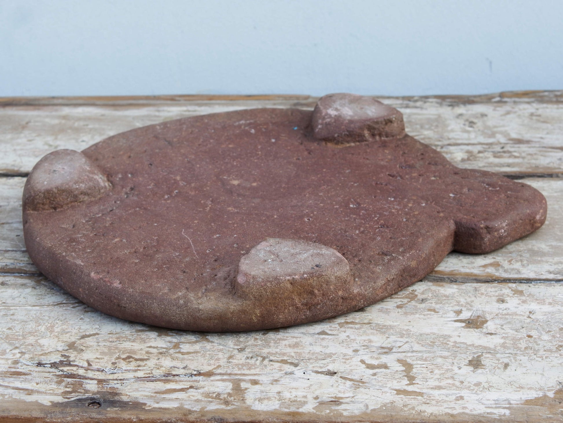 Originale antico piatto in pietra di sabbia antica usato in principio come piatto per chapati, tradizionale pane indiano, intagliato a mano. Databile anni 40.  dimensioni diametro 33, con manico 40, h 5cm.   disponibili vari modelli, contattare per info ed ulteriori foto mail info@etniko.it watshapp 0039 3338778241 fb/ig : etnikobycrosato
