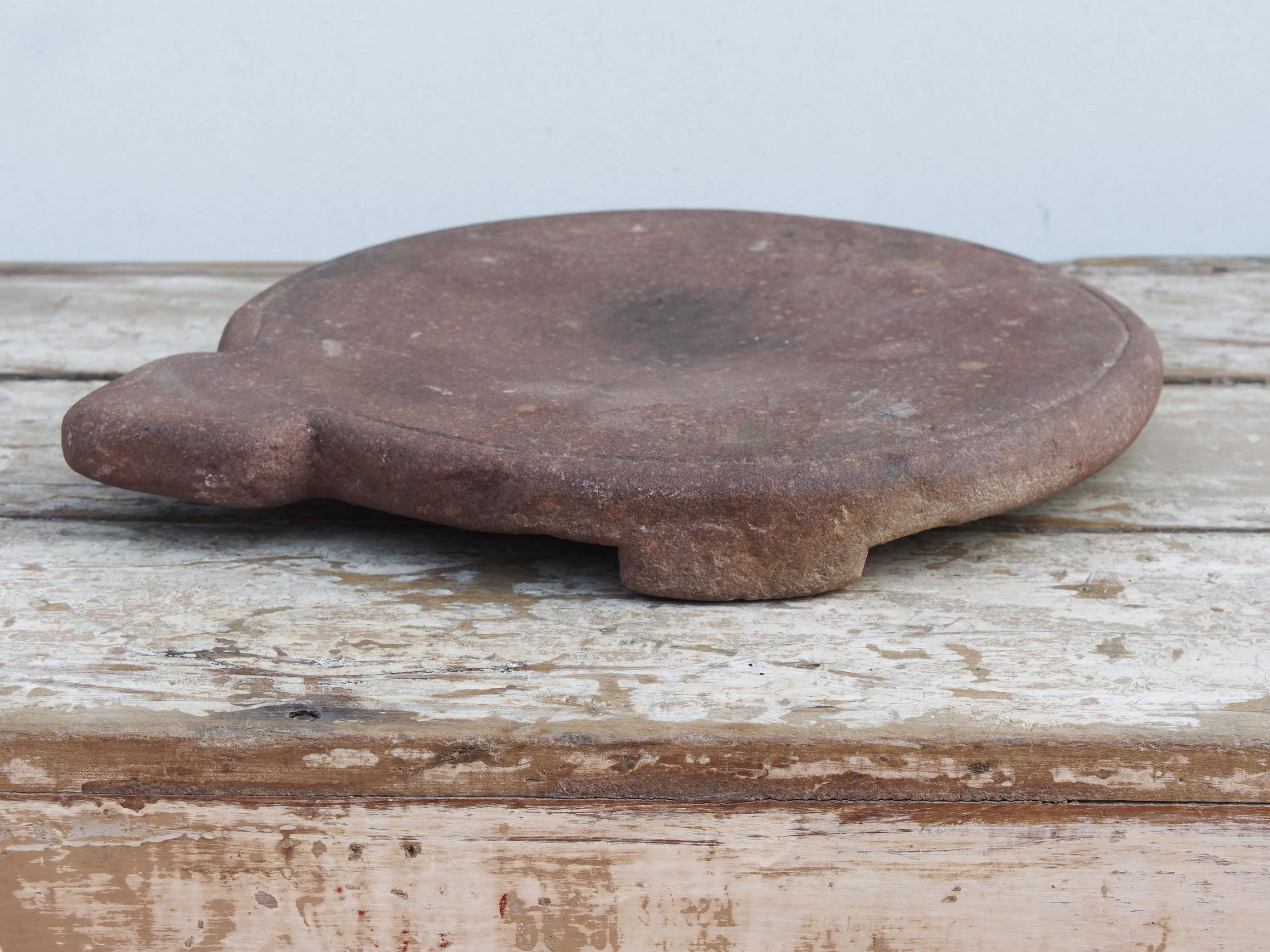 Originale antico piatto in pietra di sabbia antica usato in principio come piatto per chapati, tradizionale pane indiano, intagliato a mano. Databile anni 40.  dimensioni diametro 33, con manico 40, h 5cm.   disponibili vari modelli, contattare per info ed ulteriori foto mail info@etniko.it watshapp 0039 3338778241 fb/ig : etnikobycrosato