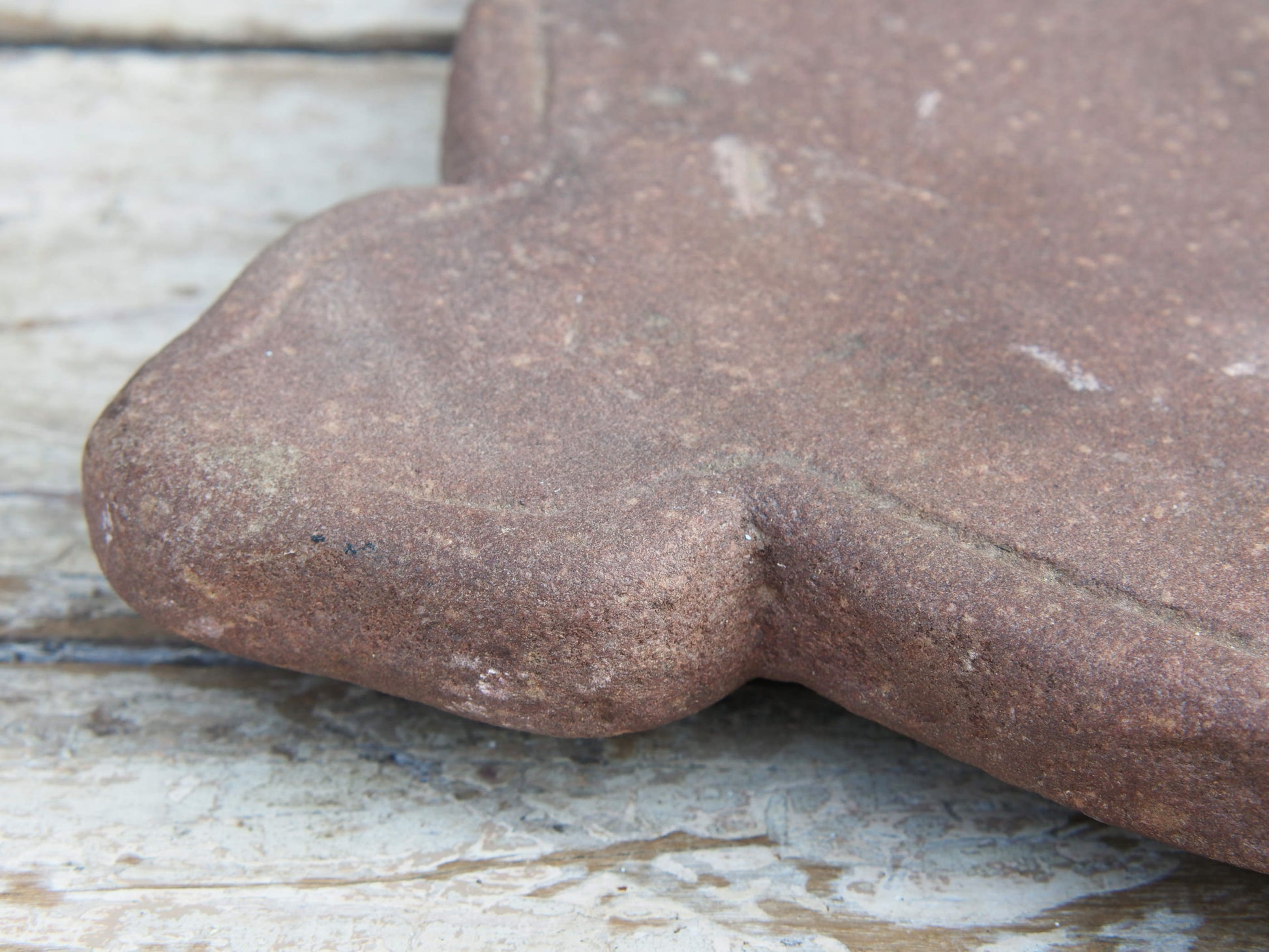 Originale antico piatto in pietra di sabbia antica usato in principio come piatto per chapati, tradizionale pane indiano, intagliato a mano. Databile anni 40.  dimensioni diametro 33, con manico 40, h 5cm.   disponibili vari modelli, contattare per info ed ulteriori foto mail info@etniko.it watshapp 0039 3338778241 fb/ig : etnikobycrosato